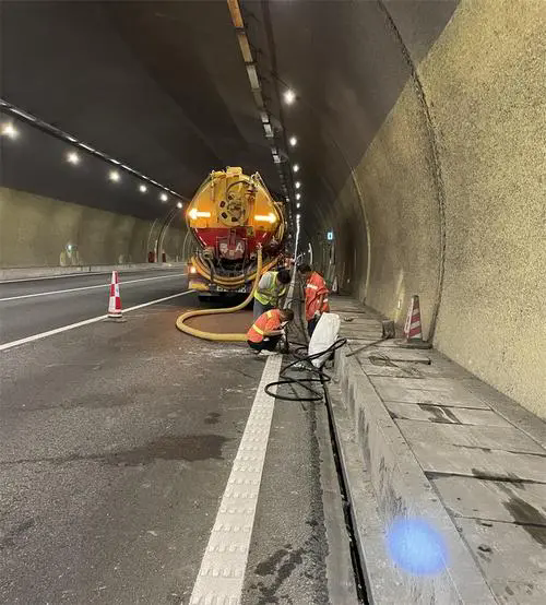 平武隧道排水渠清淤